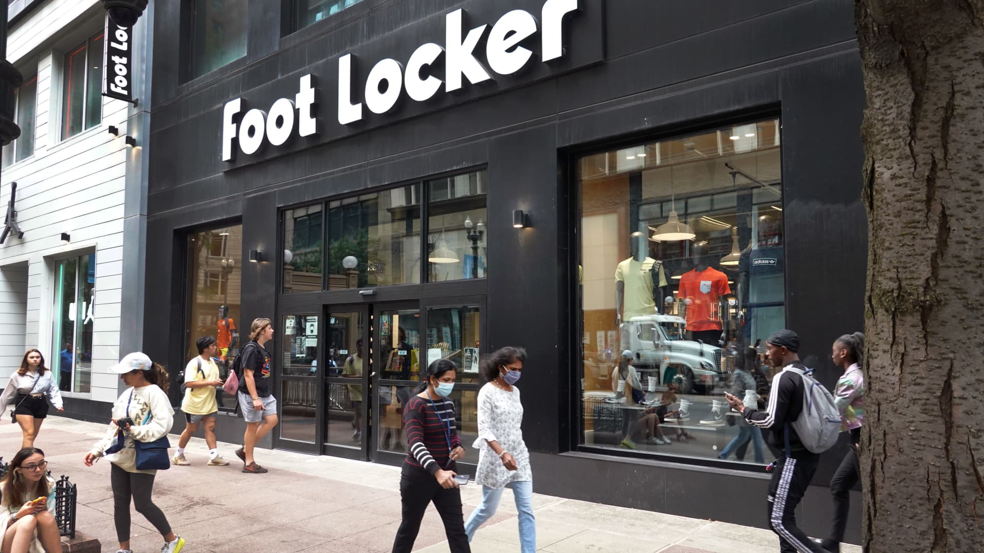 Foot Locker FL stock drops 25% Q1 earnings miss, lower guidance