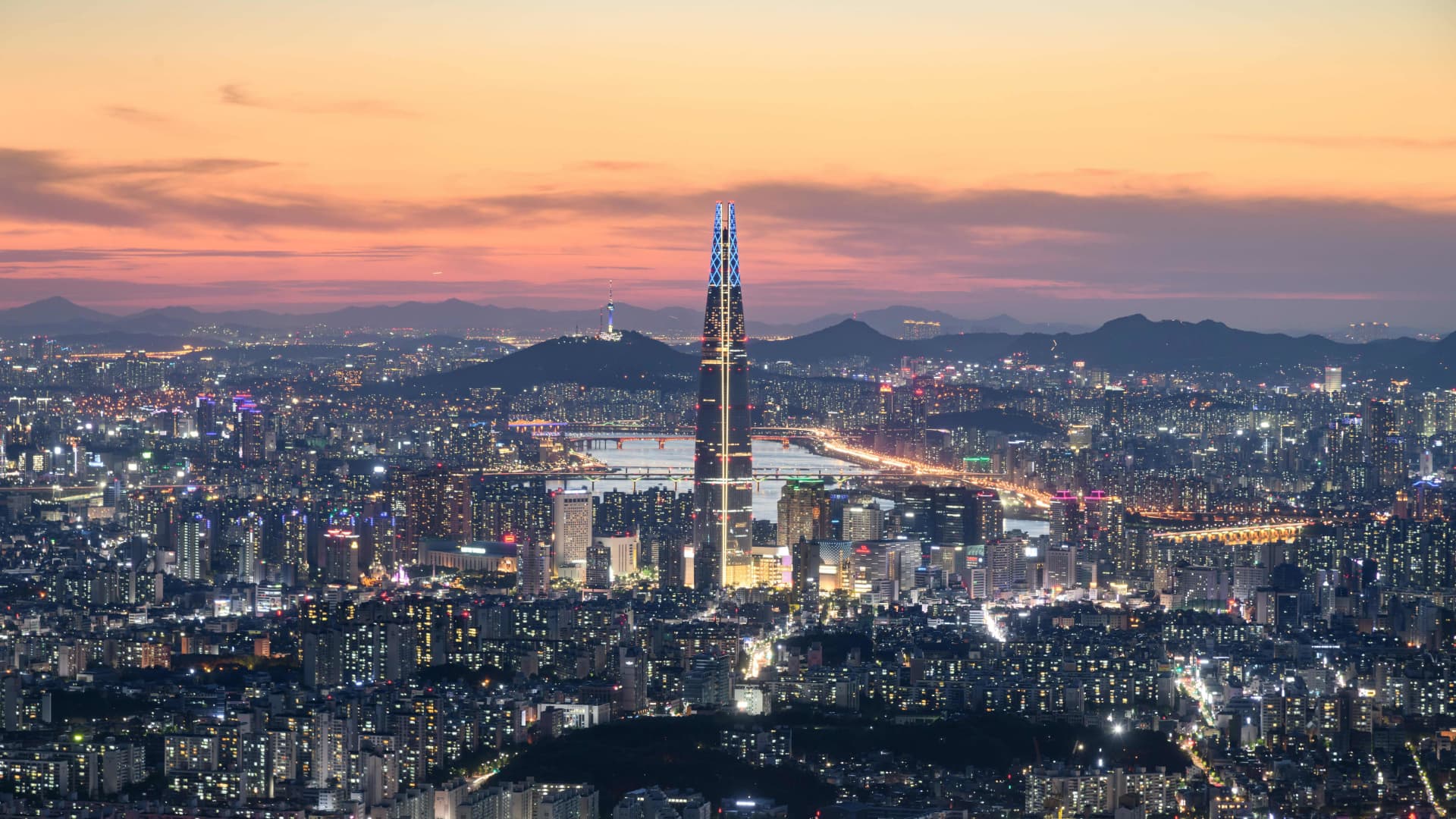 Hong Kong stocks fall 2% and below two-month low; Bank of Korea holds rates