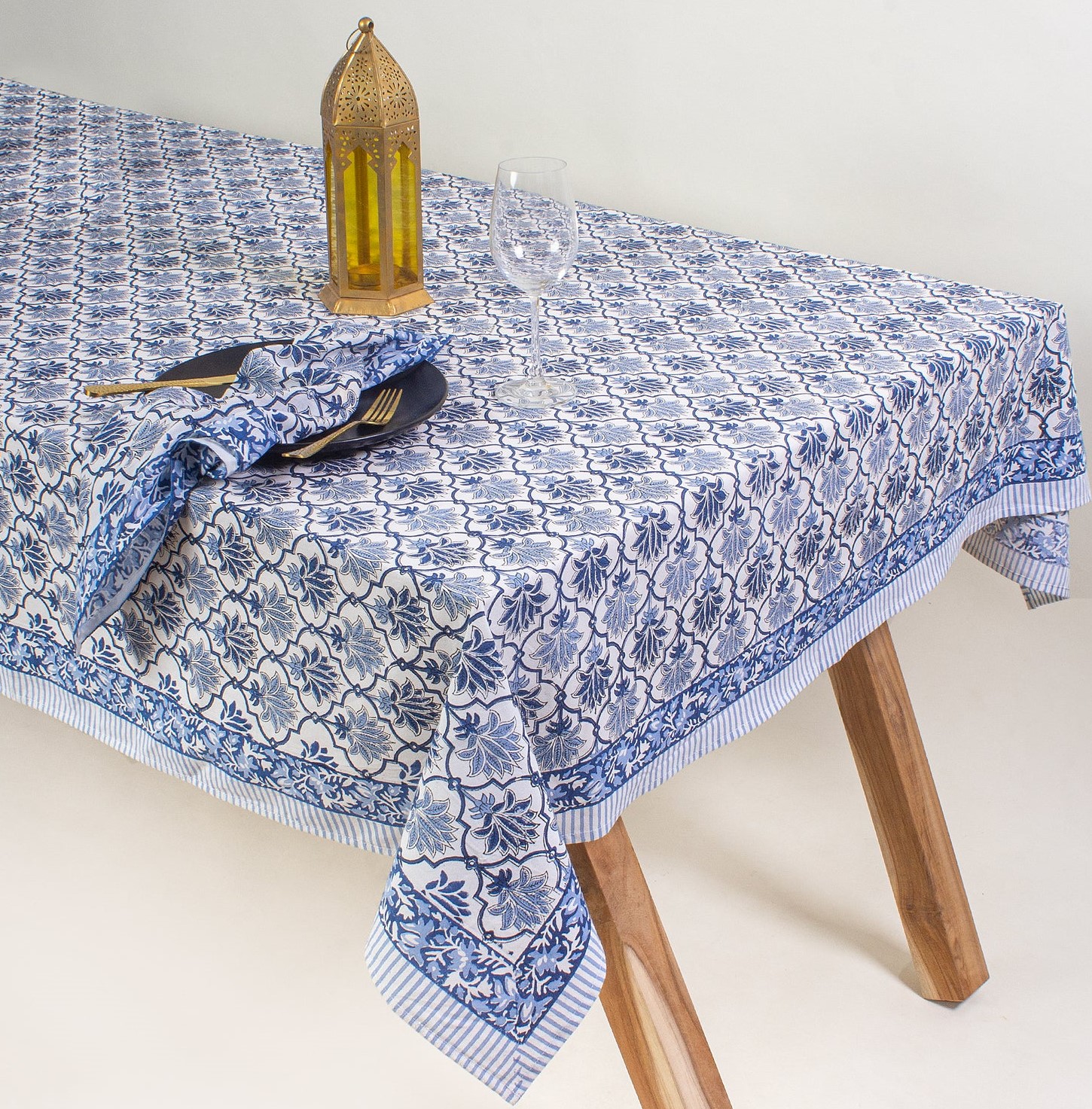 Tablescaping Redefined: Trendsetting Table Covers and Napkins for Your Home